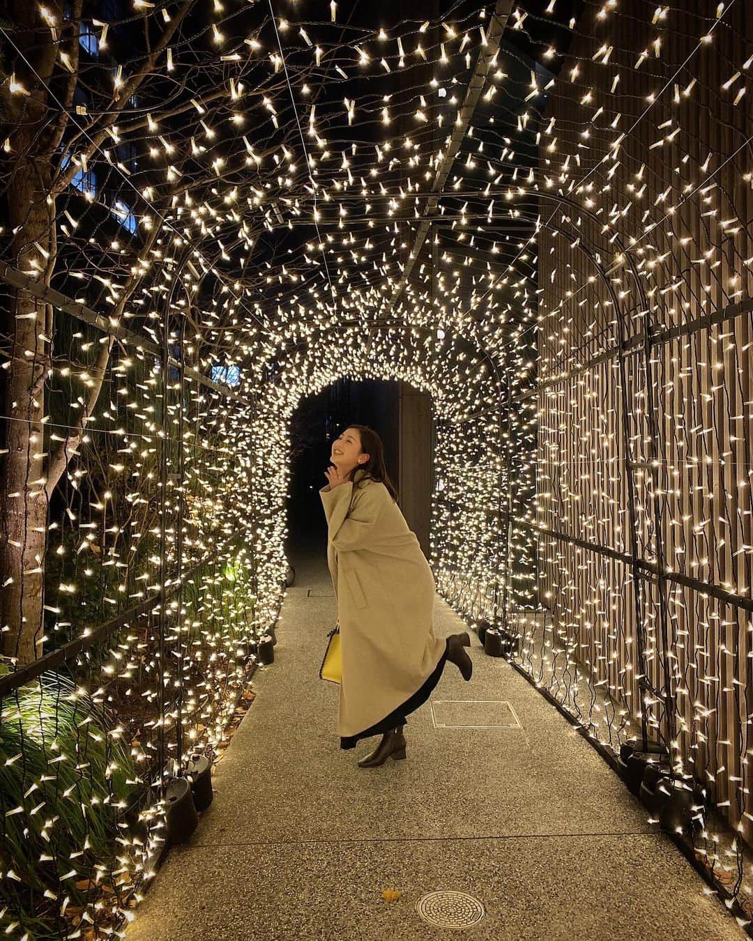 村上友梨さんのインスタグラム写真 - (村上友梨Instagram)「もうすぐクリスマスですね🎄🤶 街並みのイルミネーションが素敵な季節になってきました✨✨✨  大好きな友達といるといつも笑ってる😚 今年もあと少しですが、全力で楽しみたいと思います！ 寒くなってきたので皆様も体調には気をつけてくださいね😌」12月19日 19時46分 - yurimurakami.official