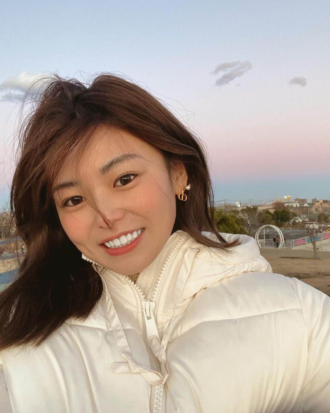 manaのインスタグラム：「🤍🐻 寒いのもきらいじゃなくなってきた🌲📝 ”子供と行く公園は本気で遊べば暑くなる“ #ひたすら空が綺麗だった」