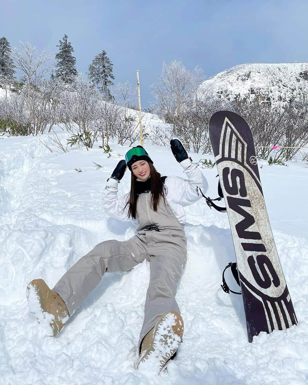 伊藤愛真さんのインスタグラム写真 - (伊藤愛真Instagram)「めっちゃ天気いい〜🥰 からの大雪！うれちー！ めちゃくちゃ遊んだ！ 楽しすぎてヘトヘト☃️ いい休日っっ❄️ このウェア去年からのお気に入り！ . . .  #スノボコーデ#スノボー女子#スノボウェア#보드복#보드복코디#스노보드」12月19日 19時51分 - __emagram