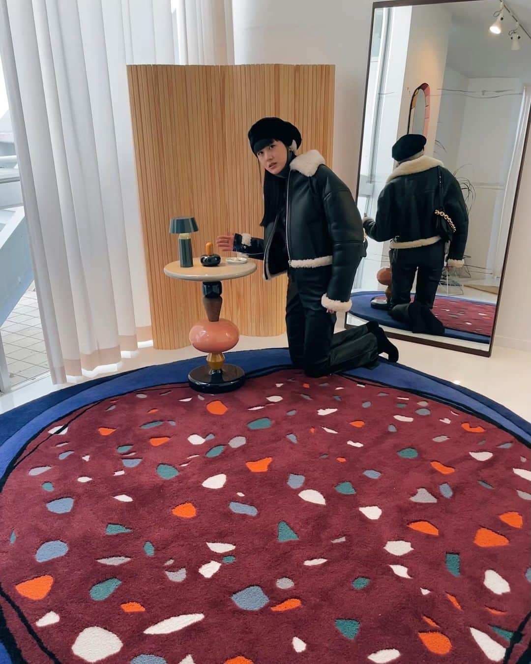 新井貴子のインスタグラム：「ラグの概念が変わった日🎨 そして、お家の模様替えを真剣に考えた日。。 素敵でした🙏🏻💫 @keisukesyoda  @studiotheblueboy」