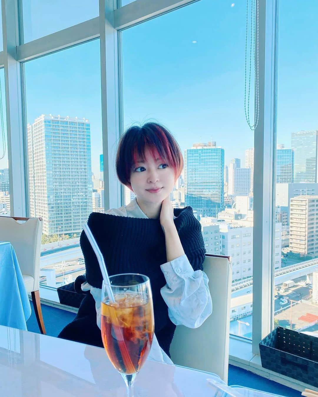 小林涼子さんのインスタグラム写真 - (小林涼子Instagram)「. 2021年、あと2週間弱。 もう、ひと踏ん張りと衣装合わせへ 🚙 苦しかったり、悔しかったり なにくそーって日々が なんだかんだ楽しいんだなぁ そんな自分が好きなんだなぁ なんて思ったり…な年末です。 皆さま、寒さに負けませぬよう 🍃 #天気良い #景色 #東京タワー見えた #2021 #駆け抜けよう」12月19日 20時07分 - ryoko_kobayashi_ryoko