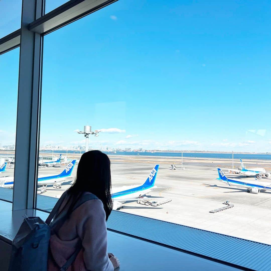 柴本愛沙さんのインスタグラム写真 - (柴本愛沙Instagram)「❤︎ 羽田空港国内線ターミナルの 出発ロビーにあったクリスマスツリー🎄 オーナメントの飛行機かわいい✈︎✈︎✈︎  ゆっくりと空港周辺で過ごした週末は 天候にも恵まれて、空と飛行機好きには たまりませんでした。テンション上がる⤴️  リュックは以前から愛用しているブランド @gastonluga の2WAYバッグ。 これ、旅行とか通勤にすごく便利で ショルダーのトートバッグにもなるんです！  荷物の多い時はバックパックスタイルに、 少しお出かけしたい時は肩がけスタイルで。 様々なシーンやスタイルに活躍します✨ 防水性を備えているので、雨の日でも安心◎  12/27までクリスマスキャンペーンやってます🎅 期間数量限定で、プレゼント包装にも使える エコギフトトートバッグをプレゼントしてます。  公式オンラインストア、ぜひぜひ チェックしてみてください。 http://gastonluga.com  15%offディスカウントになるコードあります⭐︎  ⇨ 【shibamoto21】  #Carryyourlifeeffortlessly #ある日のコーデ #GastonLuga #ガストンルーガ #バックパック #トートバッグ #2wayバッグ #2wayショルダーバッグ #リュックコーデ #クリスマスツリー #羽田空港 #羽田空港第2ターミナル #国内線 #空港好き #飛行機好き #空港に行くとワクワクする #tokyointernationalairport #cordinate」12月19日 20時08分 - aisa_shibamoto
