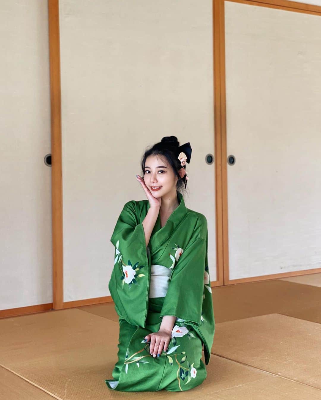 張香香のインスタグラム：「繼續分享我對綠舞的愛 日式建築加上浴衣體驗 再加上好吃的日式料理 彷彿真的置身於日本🇯🇵 這次原訂入住一晚 結果因為太喜歡這裡整體的氛圍 加上園區裡太多活動和設施 因此又臨時加住了一晚😳 和我一樣思念日本旅行的朋友 真的非常推薦去來個偽出國小旅行✈️🧳」