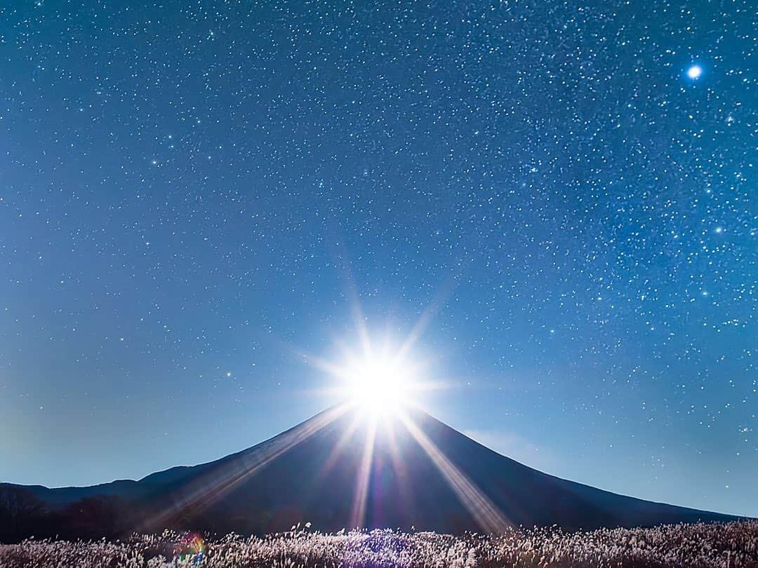 tomohiro koshikaのインスタグラム：「#retrip_shizuoka  #milkeyway  #天の川  #御来光  #富士山🗻  #静岡県  ‪#timeblendedphotography‬  #tokyocameraclub #yourshotphotographer #snaplace #retrip_nippon #photo_travelers #landscapealma #landscape_love #landscapephotographymagazine #_thisisjapan #icu_japan_ #beautifuleview  #風景画像 #日本の風景🇯🇵 #絶景ジャパン  #日本の風景写真  #日本の風景を世界へ #風景写真が好きな人と繋がりたいたい #風景写真を撮るのが好きな人と繋がりたい」