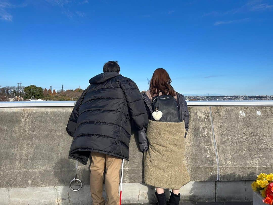 恋です！〜ヤンキー君と白杖ガール〜のインスタグラム：「. 最終回の空ちゃんと青野くん💜💙 撮影の合間の後ろ姿をパシャリ📸  ここで撮影した📹 二人らしい😆 かわいくてキュンとする💕 ラストシーン🎬は 👇で配信中でーす❣️  #田辺桃子 #細田佳央太  #恋です！最終回 見逃し配信中⚡️ TVer▶︎tver.jp/corner/f0092255 Hulu▶︎hulu.jp/watch/100098586」