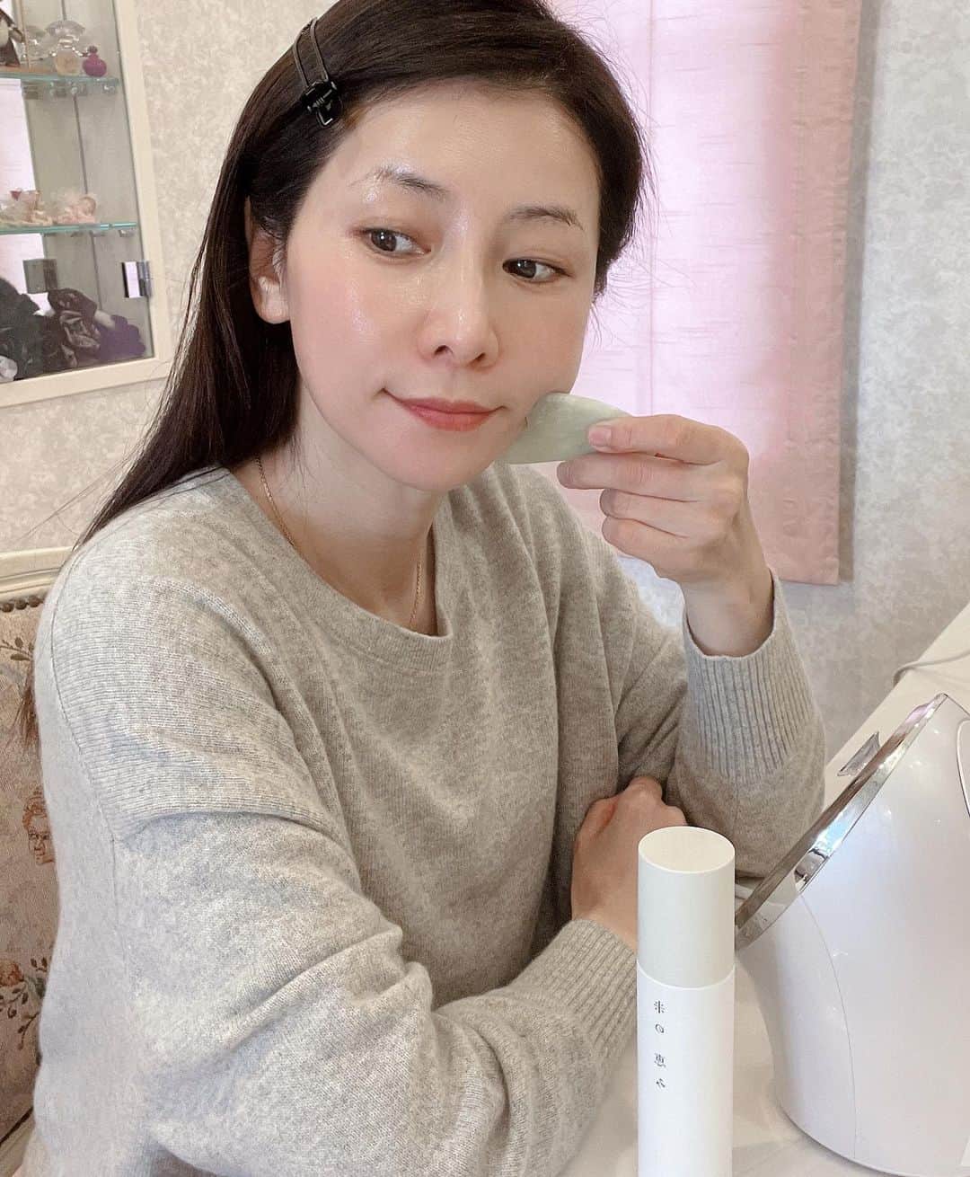 水谷雅子さんのインスタグラム写真 - (水谷雅子Instagram)「masakoビューティーオイルで お手入れしていただいてますでしょうか？☺️ 質問で未開封の状態で消費期限はいつまでですか？とありました。 保管状態が良ければ2〜3年です。 開封後は半年程、できれば3ヶ月程で使っていただきたいです。☺️✨✨ よろしくお願いいたします❣️ #masakoビューティーオイル #美容オイル#マッサージオイル  #美肌効果#保湿#ハリのある肌 #若々しい肌 #乾燥対策#メイクのノリが良い  #日々のお手入れ#毎日保湿#軽くマッサージ #たるにケア#老化を緩やかに #白鶴#米の恵み #日本酒の化粧水#お米の化粧水 #化粧水#保湿#美白#潤い肌#艶肌#若々しい #シートマスク#mirari#肌の調子を整え  #美は一日にしてならず  #水谷雅子#水谷雅子beautybook50の私  #水谷雅子beautybook50の私」12月19日 20時56分 - mizutanimasako