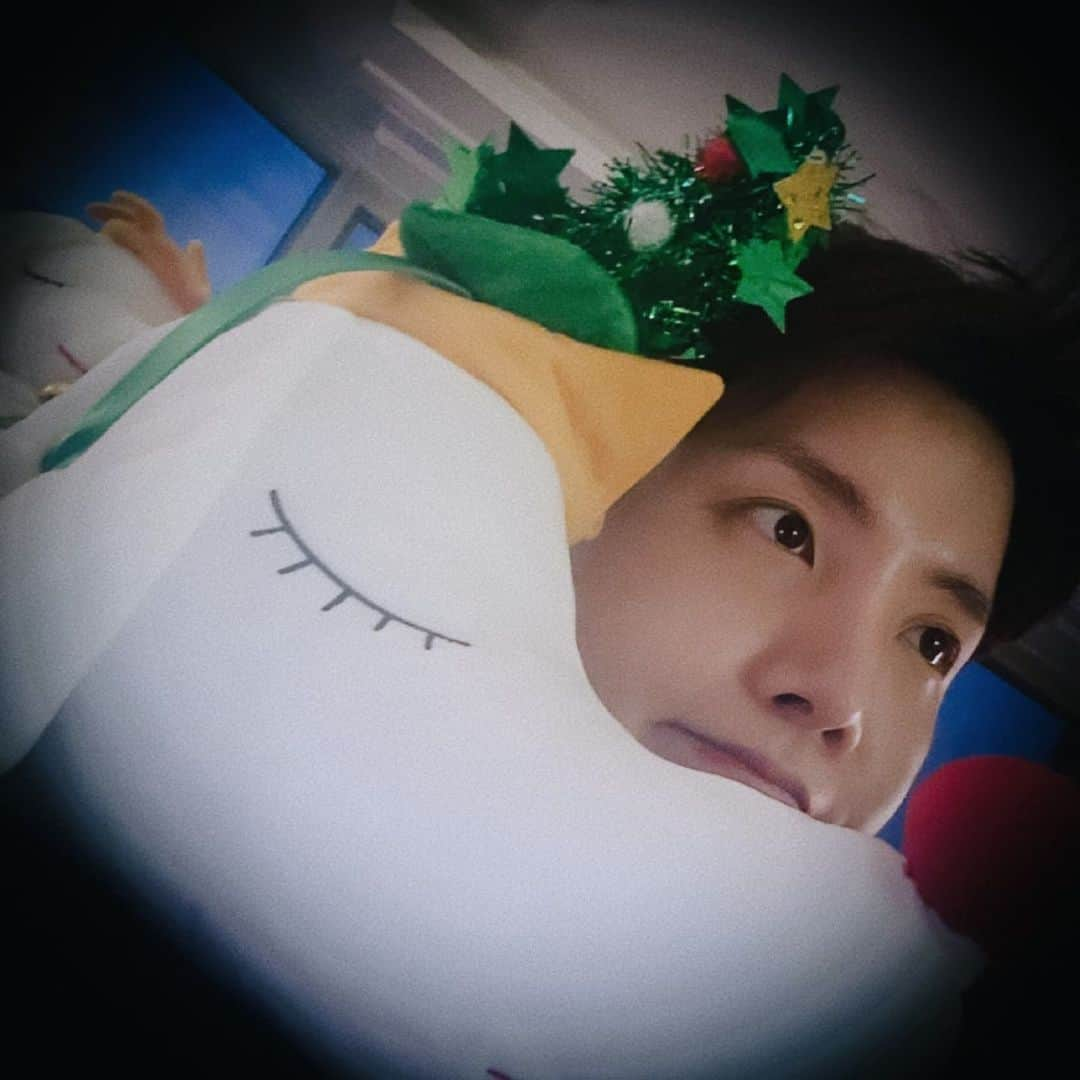 J-HOPEさんのインスタグラム写真 - (J-HOPEInstagram)「홀리데이 멍멍이 🐶🎄」12月19日 20時57分 - uarmyhope