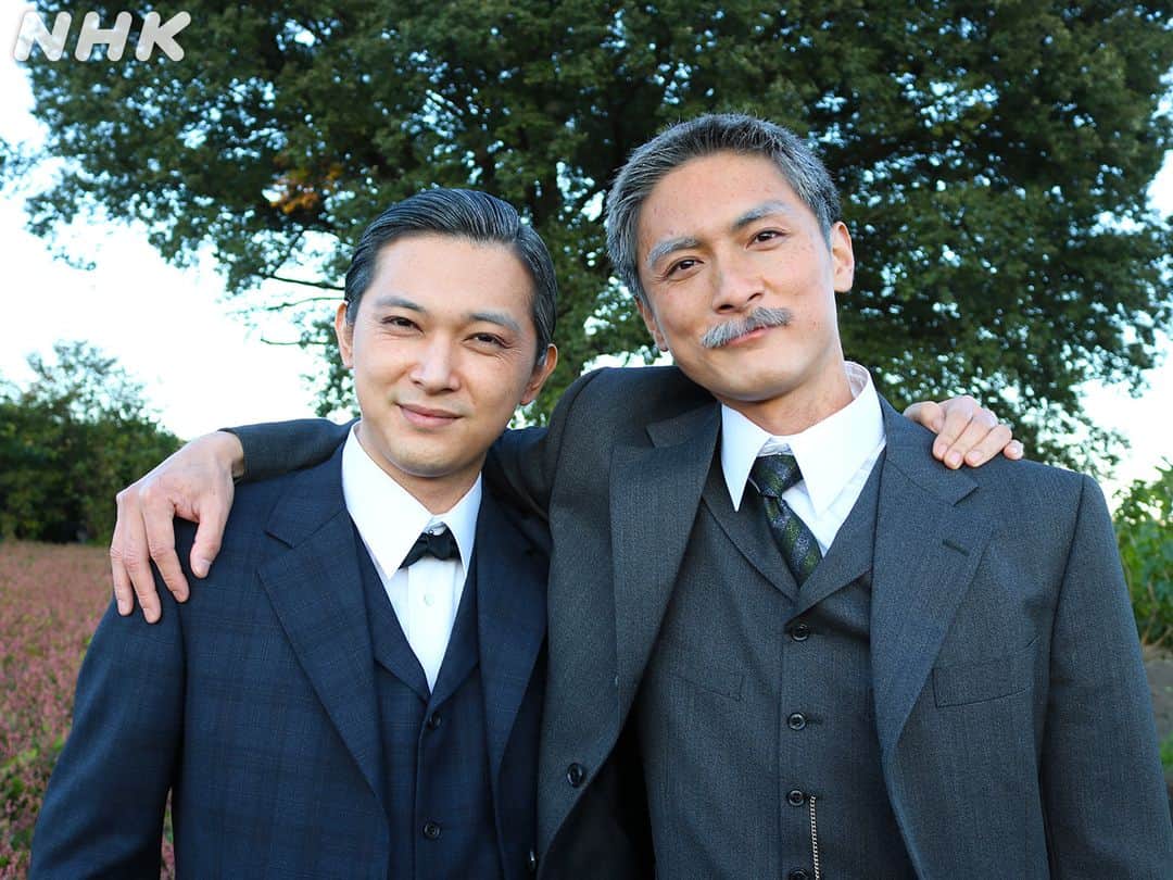 のインスタグラム：「真夏や真冬のロケ、激しいアクションシーンなど、1年以上もの間、渋沢喜作を演じ続けた高良健吾さん。  吉沢亮さんの隣に座って、2人で話している姿をよく見かけました。  吉沢さんは、栄一と喜作が憎まれ口を言い合うあの関係性が大好きだそうです。  #青天を衝け #吉沢亮 #高良健吾 #青天オフショット #最終回は15分拡大版」