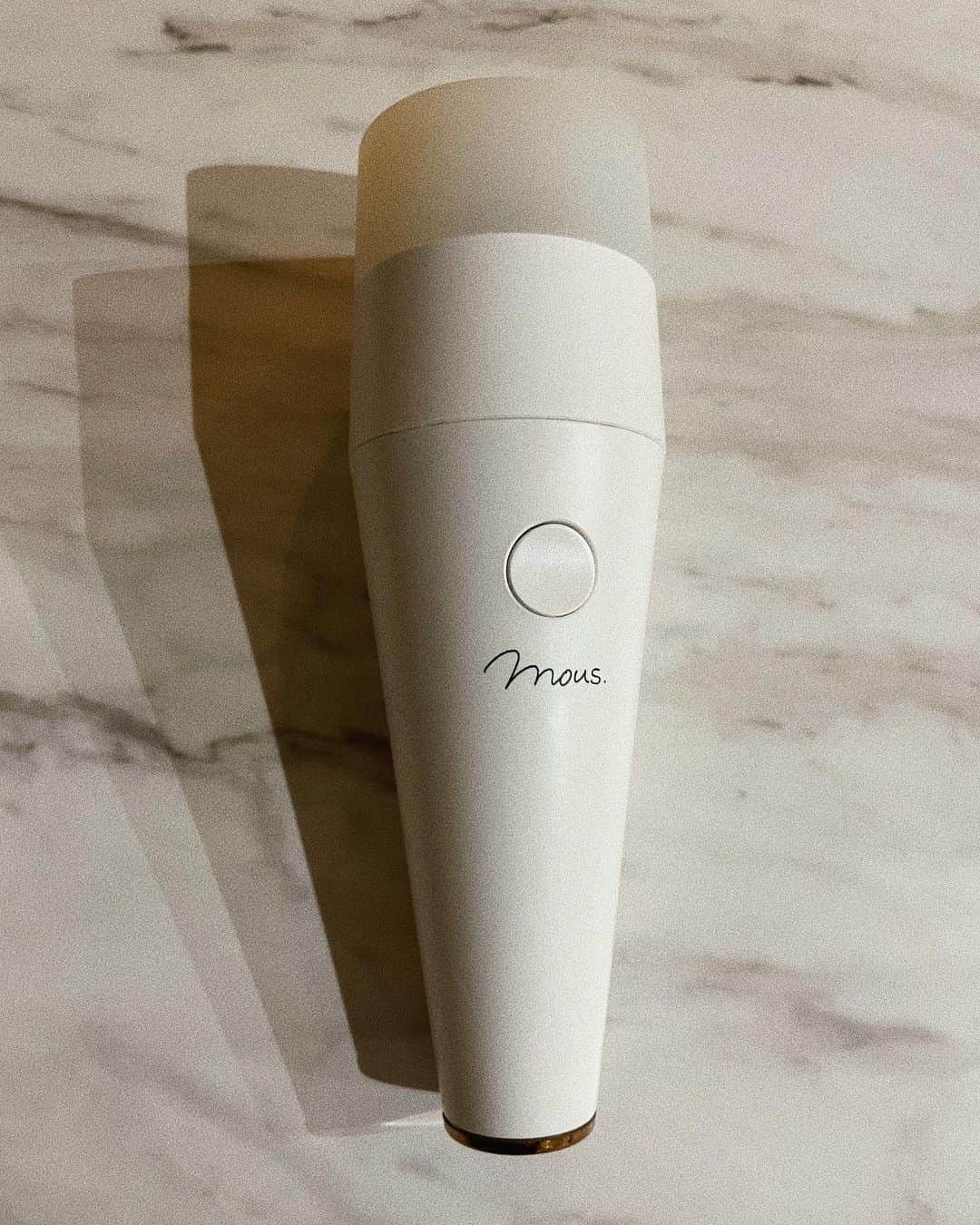 小屋春菜のインスタグラム：「mous. 「プルミナス」美顔器♡  専用のジェルなど使わずに普段使っている美容液や化粧水でホームエステ💆🏻‍♀️ バーニーズニューヨークで見かけた事があって気になっていた商品✨ 私は乾燥肌なので超音波の力借りて浸透力アップ！ 手やコットンでのタッピングではそっちに浸透してしまったり蒸発や飛び散り、あまりお肌に浸透してないんですって🤦🏽‍♀️ 肌の上を滑らせても何も感じ無いのに終わってみるとじわじわ奥から顔が温かくなってきてクマとかにもいいかも💡　お肌もなめらかモチモチになってリフトアップもできる二刀流美顔器💃🏼　いや！洗顔の時には毛穴の汚れを浮かせて綺麗になるしインテリアにもなるくらい暖かい色味のスタンドライトにもなる四刀流美顔器　mous. プルミナス 覚えて帰ってね！笑  今日から23日までの5,000円オフクーポンが発行されてるので購入の際は「hrh3」漏れなく入力してくださいね🎅🏼 ご購入は公式サイト　mous-beauty. または　バーニーズニューヨークで🗽  #美顔器　#おうちエステ　#毛穴　#リフトアップ　#mous #プルミナス　#PLUMINUS #おこもり美容　#PR」