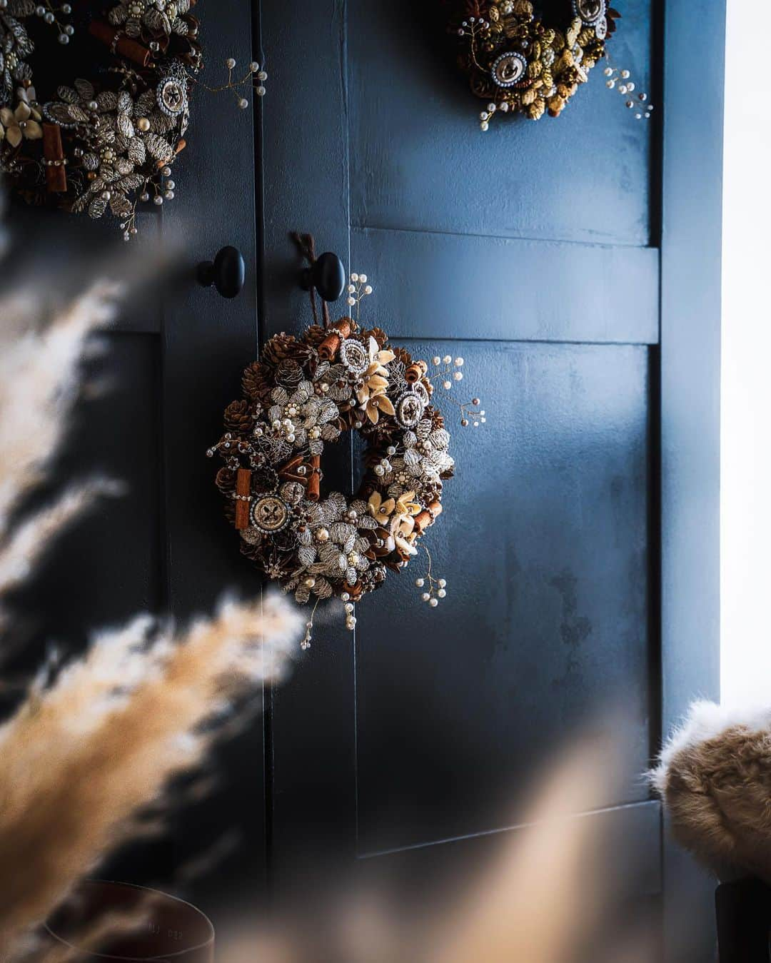 柳澤麻衣さんのインスタグラム写真 - (柳澤麻衣Instagram)「Wreaths and trees made of spices, nuts, and wire flowers. Have a cozy Sunday🕯✨  クリスマス恒例のワイヤーフラワーとスパイスなどを使ったリースとツリー。 今年のスパイスはクローブ、シナモン、スターアニス、ナツメグが入りました。  クリスマスのワークショップも全て終了し、我が家に飾るリースも1つ用意しました。  クリスマスの週を楽しみましょう🎄✨」12月19日 21時03分 - toile_blanche