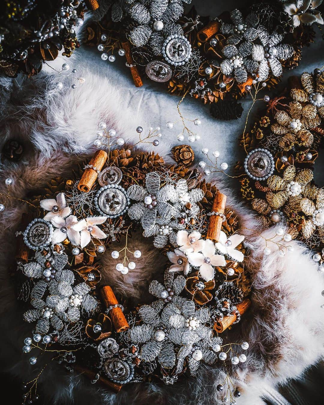 柳澤麻衣さんのインスタグラム写真 - (柳澤麻衣Instagram)「Wreaths and trees made of spices, nuts, and wire flowers. Have a cozy Sunday🕯✨  クリスマス恒例のワイヤーフラワーとスパイスなどを使ったリースとツリー。 今年のスパイスはクローブ、シナモン、スターアニス、ナツメグが入りました。  クリスマスのワークショップも全て終了し、我が家に飾るリースも1つ用意しました。  クリスマスの週を楽しみましょう🎄✨」12月19日 21時03分 - toile_blanche