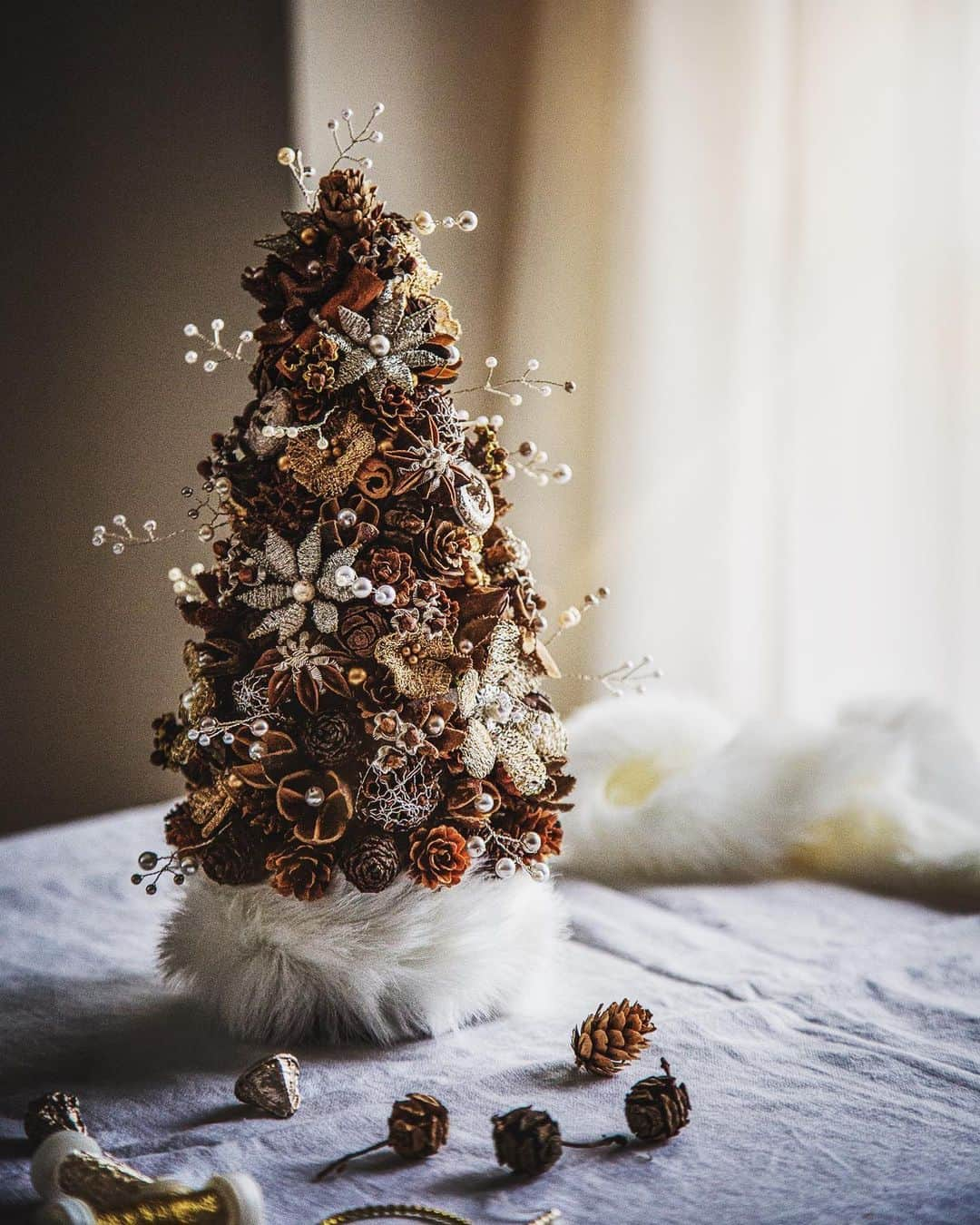 柳澤麻衣さんのインスタグラム写真 - (柳澤麻衣Instagram)「Wreaths and trees made of spices, nuts, and wire flowers. Have a cozy Sunday🕯✨  クリスマス恒例のワイヤーフラワーとスパイスなどを使ったリースとツリー。 今年のスパイスはクローブ、シナモン、スターアニス、ナツメグが入りました。  クリスマスのワークショップも全て終了し、我が家に飾るリースも1つ用意しました。  クリスマスの週を楽しみましょう🎄✨」12月19日 21時03分 - toile_blanche