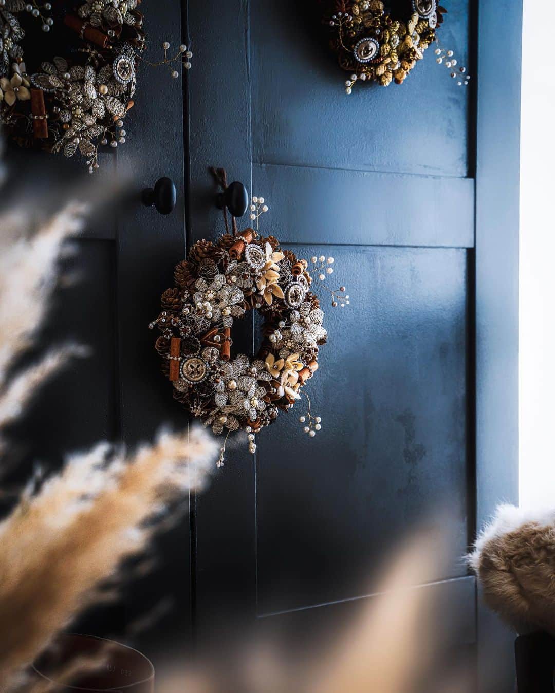 柳澤麻衣のインスタグラム：「Wreaths and trees made of spices, nuts, and wire flowers. Have a cozy Sunday🕯✨  クリスマス恒例のワイヤーフラワーとスパイスなどを使ったリースとツリー。 今年のスパイスはクローブ、シナモン、スターアニス、ナツメグが入りました。  クリスマスのワークショップも全て終了し、我が家に飾るリースも1つ用意しました。  クリスマスの週を楽しみましょう🎄✨」