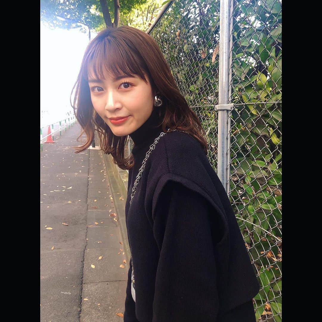 西野実見さんのインスタグラム写真 - (西野実見Instagram)「. すこーし前の私服☺︎ この日は髪がいい感じに巻けてルンルンだった笑  今年買った@moussyofficial のセットアップ❤︎  トップスとワンピースが分かれてるの！ 別々でも着回せるし、楽ちんだし、 レイヤード感がかわいーい😚  たまにはミニ丈着たいなあと思って 今年は他にも何着か買ってみたーーー✌︎  でもこういうのって何歳まで私着ていいのかなーってふと思う。笑 まだ大丈夫、だよね？？？🙃はて  いつまでも自分らしく好きなものを好きなように えらんで楽しみたーーい✊❕  #レイヤードコーデ #ブラックコーデ #ニットベスト #セットアップコーデ」12月19日 21時22分 - maminishino