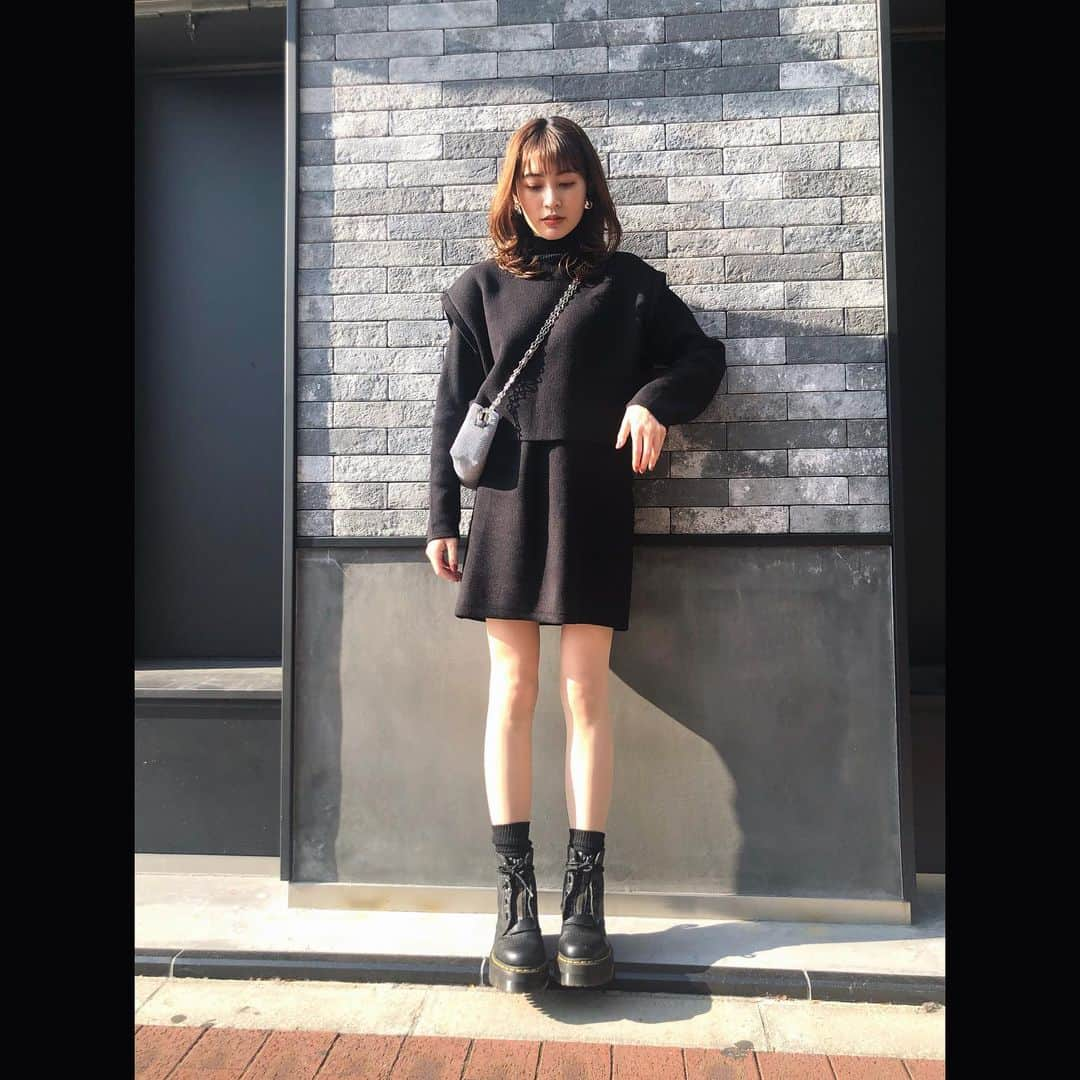 西野実見さんのインスタグラム写真 - (西野実見Instagram)「. すこーし前の私服☺︎ この日は髪がいい感じに巻けてルンルンだった笑  今年買った@moussyofficial のセットアップ❤︎  トップスとワンピースが分かれてるの！ 別々でも着回せるし、楽ちんだし、 レイヤード感がかわいーい😚  たまにはミニ丈着たいなあと思って 今年は他にも何着か買ってみたーーー✌︎  でもこういうのって何歳まで私着ていいのかなーってふと思う。笑 まだ大丈夫、だよね？？？🙃はて  いつまでも自分らしく好きなものを好きなように えらんで楽しみたーーい✊❕  #レイヤードコーデ #ブラックコーデ #ニットベスト #セットアップコーデ」12月19日 21時22分 - maminishino