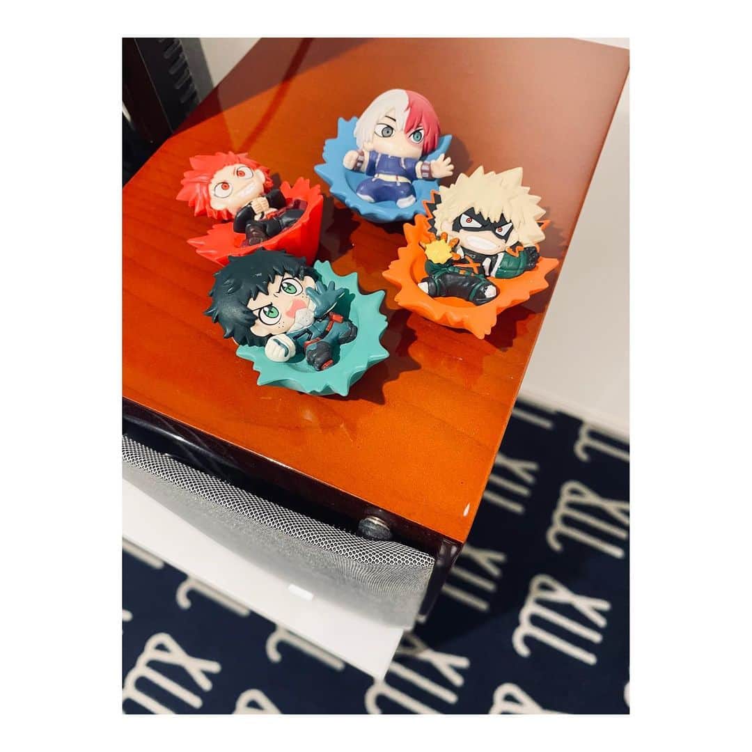 MINAのインスタグラム：「. ヒロアカのマグネット！！！ ガチャガチャした❤️ 4回とも被り無しで私的に神引きでした😇😇😇」