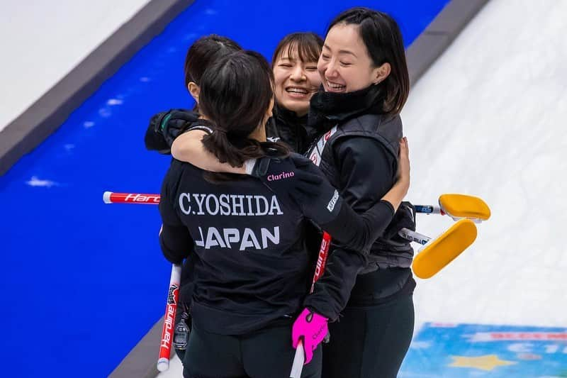 吉田知那美さんのインスタグラム写真 - (吉田知那美Instagram)「・ We’re qualified to Olympics 2022!! Many thanks for all of event sponsors, organizers, ice makers and curling fans who cheered us in front of TV. I don’t have any words for expressing my heart to my team. Thank you to my teammates from the bottom of my heart. ・ ・ チームを温かく支えてくれるスポンサーさんたち、どんな時も変わらず送り出して応援してくれる家族、何があっても何万マイル離れていてもいつもそばにいてくれる友人。 私たちの心と身体を支えてくれる国内チームシェフ（ @mia_takeshige / @karuizawalogtei )の二人や、各選手のメンタルトレーナーさん( @miyako.tanaka.oulevey )とフィジカルトレーナーさん、北見市のみなさんをはじめとする応援してくださるみなさん。  そして国内での公式戦やとんでもない量の練習試合を快く引き受けてくれた心強いカーリング仲間でありライバルのフォルティウス、中部電力、富士急、コンサドーレ、TM軽井沢、SC軽井沢、常呂ジュニア、国際大学のみんな。  たくさんの方々の力を借りての結果です。 本当に、本当に心から感謝しています。  ここは私たちの通過点です。 少しだけ身体と心を休めて、またチーム全員、お互いをサポートし合いながら頑張ります。  ここには到底書き示せないほどたくさんの方々の裏方サポートがあり、私たちはカーリングをさせてもらえています。 たくさんの応援とサポートをありがとうございました。  そしてコンサドーレのみんな、千秋ちゃん、歩ちゃん、ボブ。 ウイルスの問題が常に付きまとい、異国での緊張と不安が続く合宿をチームジャパンとして一緒に戦えてとても心強かったです。 一緒にこの世界最終予選を戦えたことを誇りに思います。  本当にありがとうございました。  ロコ・ソラーレ／Team FUJISAWA 吉田知那美  #カーリング」12月19日 21時41分 - chinami1991