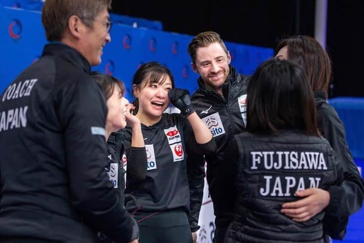 吉田知那美さんのインスタグラム写真 - (吉田知那美Instagram)「・ We’re qualified to Olympics 2022!! Many thanks for all of event sponsors, organizers, ice makers and curling fans who cheered us in front of TV. I don’t have any words for expressing my heart to my team. Thank you to my teammates from the bottom of my heart. ・ ・ チームを温かく支えてくれるスポンサーさんたち、どんな時も変わらず送り出して応援してくれる家族、何があっても何万マイル離れていてもいつもそばにいてくれる友人。 私たちの心と身体を支えてくれる国内チームシェフ（ @mia_takeshige / @karuizawalogtei )の二人や、各選手のメンタルトレーナーさん( @miyako.tanaka.oulevey )とフィジカルトレーナーさん、北見市のみなさんをはじめとする応援してくださるみなさん。  そして国内での公式戦やとんでもない量の練習試合を快く引き受けてくれた心強いカーリング仲間でありライバルのフォルティウス、中部電力、富士急、コンサドーレ、TM軽井沢、SC軽井沢、常呂ジュニア、国際大学のみんな。  たくさんの方々の力を借りての結果です。 本当に、本当に心から感謝しています。  ここは私たちの通過点です。 少しだけ身体と心を休めて、またチーム全員、お互いをサポートし合いながら頑張ります。  ここには到底書き示せないほどたくさんの方々の裏方サポートがあり、私たちはカーリングをさせてもらえています。 たくさんの応援とサポートをありがとうございました。  そしてコンサドーレのみんな、千秋ちゃん、歩ちゃん、ボブ。 ウイルスの問題が常に付きまとい、異国での緊張と不安が続く合宿をチームジャパンとして一緒に戦えてとても心強かったです。 一緒にこの世界最終予選を戦えたことを誇りに思います。  本当にありがとうございました。  ロコ・ソラーレ／Team FUJISAWA 吉田知那美  #カーリング」12月19日 21時41分 - chinami1991