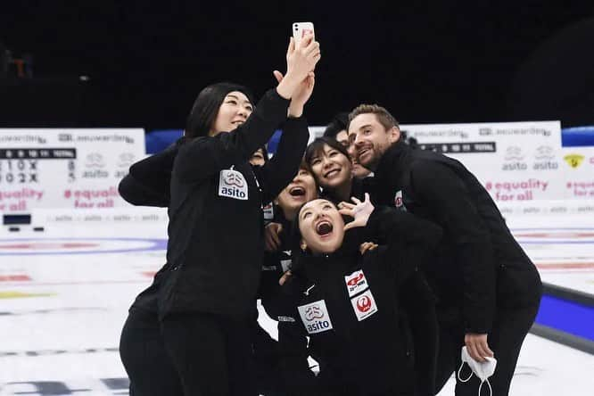 吉田知那美さんのインスタグラム写真 - (吉田知那美Instagram)「・ We’re qualified to Olympics 2022!! Many thanks for all of event sponsors, organizers, ice makers and curling fans who cheered us in front of TV. I don’t have any words for expressing my heart to my team. Thank you to my teammates from the bottom of my heart. ・ ・ チームを温かく支えてくれるスポンサーさんたち、どんな時も変わらず送り出して応援してくれる家族、何があっても何万マイル離れていてもいつもそばにいてくれる友人。 私たちの心と身体を支えてくれる国内チームシェフ（ @mia_takeshige / @karuizawalogtei )の二人や、各選手のメンタルトレーナーさん( @miyako.tanaka.oulevey )とフィジカルトレーナーさん、北見市のみなさんをはじめとする応援してくださるみなさん。  そして国内での公式戦やとんでもない量の練習試合を快く引き受けてくれた心強いカーリング仲間でありライバルのフォルティウス、中部電力、富士急、コンサドーレ、TM軽井沢、SC軽井沢、常呂ジュニア、国際大学のみんな。  たくさんの方々の力を借りての結果です。 本当に、本当に心から感謝しています。  ここは私たちの通過点です。 少しだけ身体と心を休めて、またチーム全員、お互いをサポートし合いながら頑張ります。  ここには到底書き示せないほどたくさんの方々の裏方サポートがあり、私たちはカーリングをさせてもらえています。 たくさんの応援とサポートをありがとうございました。  そしてコンサドーレのみんな、千秋ちゃん、歩ちゃん、ボブ。 ウイルスの問題が常に付きまとい、異国での緊張と不安が続く合宿をチームジャパンとして一緒に戦えてとても心強かったです。 一緒にこの世界最終予選を戦えたことを誇りに思います。  本当にありがとうございました。  ロコ・ソラーレ／Team FUJISAWA 吉田知那美  #カーリング」12月19日 21時41分 - chinami1991