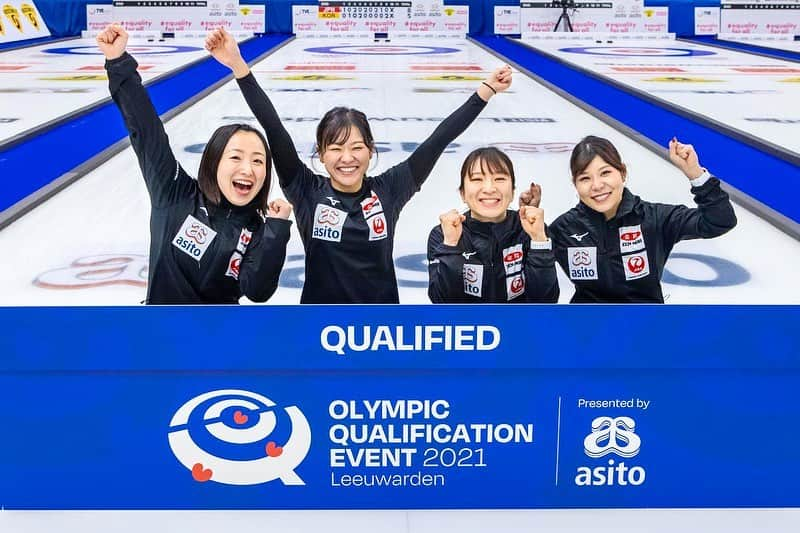 吉田知那美さんのインスタグラム写真 - (吉田知那美Instagram)「・ We’re qualified to Olympics 2022!! Many thanks for all of event sponsors, organizers, ice makers and curling fans who cheered us in front of TV. I don’t have any words for expressing my heart to my team. Thank you to my teammates from the bottom of my heart. ・ ・ チームを温かく支えてくれるスポンサーさんたち、どんな時も変わらず送り出して応援してくれる家族、何があっても何万マイル離れていてもいつもそばにいてくれる友人。 私たちの心と身体を支えてくれる国内チームシェフ（ @mia_takeshige / @karuizawalogtei )の二人や、各選手のメンタルトレーナーさん( @miyako.tanaka.oulevey )とフィジカルトレーナーさん、北見市のみなさんをはじめとする応援してくださるみなさん。  そして国内での公式戦やとんでもない量の練習試合を快く引き受けてくれた心強いカーリング仲間でありライバルのフォルティウス、中部電力、富士急、コンサドーレ、TM軽井沢、SC軽井沢、常呂ジュニア、国際大学のみんな。  たくさんの方々の力を借りての結果です。 本当に、本当に心から感謝しています。  ここは私たちの通過点です。 少しだけ身体と心を休めて、またチーム全員、お互いをサポートし合いながら頑張ります。  ここには到底書き示せないほどたくさんの方々の裏方サポートがあり、私たちはカーリングをさせてもらえています。 たくさんの応援とサポートをありがとうございました。  そしてコンサドーレのみんな、千秋ちゃん、歩ちゃん、ボブ。 ウイルスの問題が常に付きまとい、異国での緊張と不安が続く合宿をチームジャパンとして一緒に戦えてとても心強かったです。 一緒にこの世界最終予選を戦えたことを誇りに思います。  本当にありがとうございました。  ロコ・ソラーレ／Team FUJISAWA 吉田知那美  #カーリング」12月19日 21時41分 - chinami1991