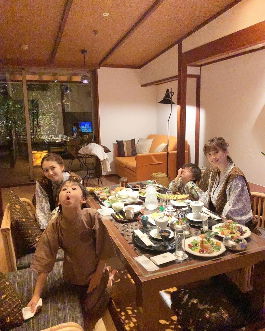 ヨンアさんのインスタグラム写真 - (ヨンアInstagram)「息子の冬休みスタート❤️ 今年は私も一番バタバタしてたなぁと @kanarina1261 ちゃんと、話して ゆっくりする場所は温泉だな、と箱根に行ってきました！男の子三人はとても楽しんでくれて、見てるだけで幸せいっぱいな時間でした！ 運転から、何まで沢山かなちゃんに 甘えて、本当にゆっくり出来てまた元気いっぱいなりました😍ありがたい🙏🏻今年の冬休みは何もしないで、家でゆっくりしたいと、息子の意見に賛成して私もゆっくりしたいなと、思います！⛄️」12月19日 21時55分 - youn1029