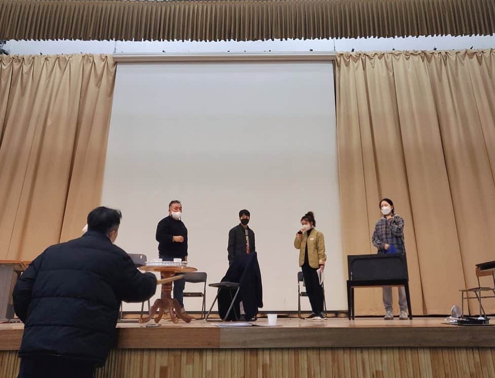 チン・イェソルのインスタグラム：「마스크 쓰고 하니 너무 답답하다  대사자꾸까먹..😢  #화동연우회 #30주년공연 #바퀴벌레의운명」