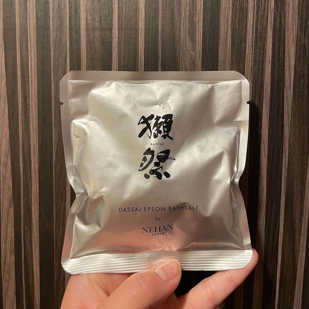 狩野舞子さんのインスタグラム写真 - (狩野舞子Instagram)「・ @dassai.beauty から季節限定でバスソルトが発売されてます☺️ 日本一純度の高い99.99%の純度のエプソムソルトに「獺祭酒粕エキス」が配合されていて、保湿効果抜群♨️ 筋肉疲労回復の効果もあるので、アスリートにもぴったり😊 ・ #獺祭 #dassai  #dassaibeauty  #dassaiepsombathsalt ・ #vocest!」12月19日 22時41分 - kanochan715