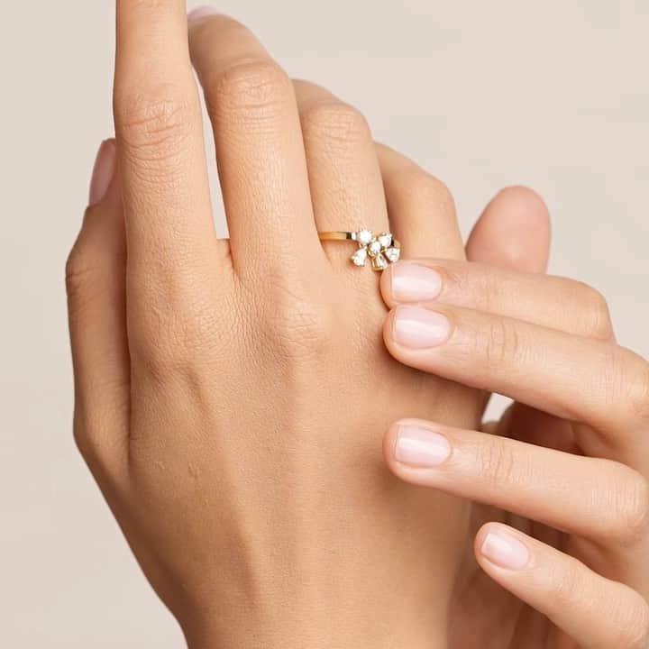 のインスタグラム：「The new ‘Dancing Diamonds’ triple charms is now available   delfinadelettrez.com」