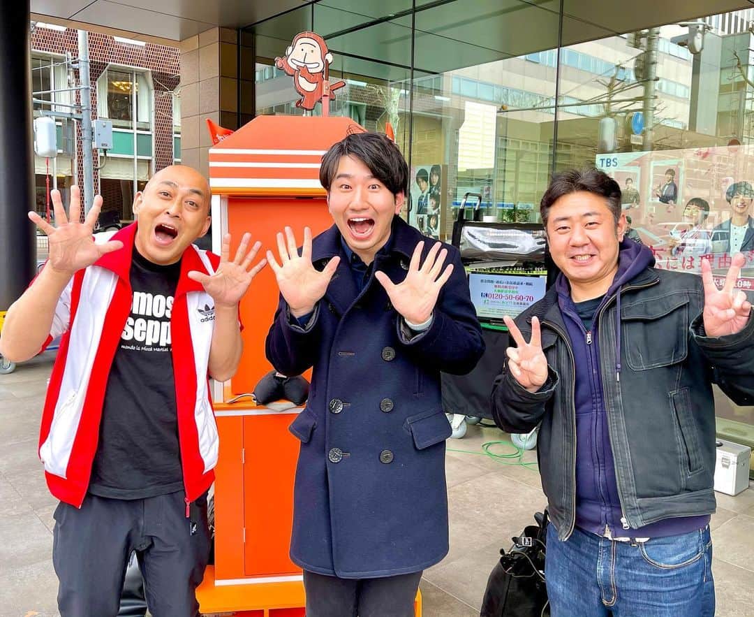 福田太郎のインスタグラム：「錦鯉さん㊗️M-1優勝🏆 おめでとうございます😂 やあああああったあああああああ！ ⠀ 50歳で、ついに夢の頂点に立った、 その勇姿、かっこよすぎました！！！ うれしい！明日のイチモニ！で🙆‍♂️🙆‍♂️ ⠀ #錦鯉 #長谷川雅紀 さん #渡辺隆 さん #M1グランプリ #優勝 #ノリノリまさのり  #こんにちは #🐒 #🍌 #LifeisBeautiful」