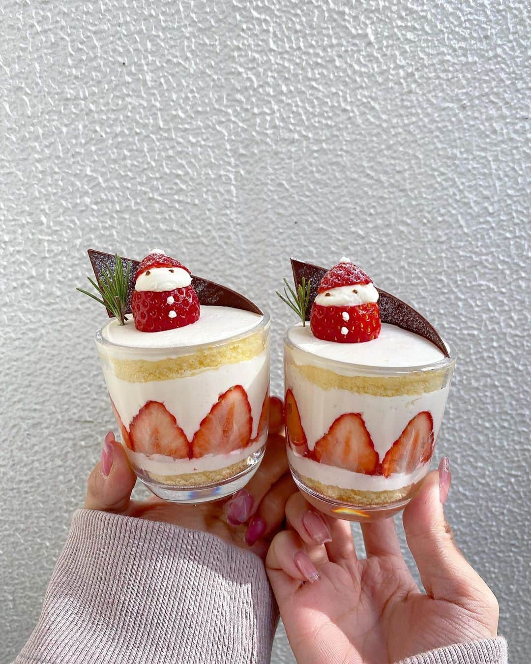 ひなたろす（佐原ひなた）さんのインスタグラム写真 - (ひなたろす（佐原ひなた）Instagram)「浅草にある、くくりひめ🍰🎅🍓 ⁡ サンタさんのショートケーキはクリスマスまでの 限定メニューなの🎄🤶可愛すぎるよ😭😭  いちごサンタのショートケーキ　 ¥1,100(ドリンク付き) ⁡ いちごがよく見るとサンタさんになってるの🎅 可愛すぎて食べるのもったいなかった🥺  ふわふわで美味しかったなぁ🥰❤️‍🔥 ⁡ 📍台東区浅草1-18-8 🚃浅草駅1番出口から徒歩3分 🕙11:00〜21:30 火曜定休(祝日は翌水曜) ⁡ ⁡ #くくりひめ珈琲 #東京カフェ  #蔵前カフェ  #浅草　#浅草グルメ #浅草カフェ  #日本橋カフェ　 #カフェ #cafe #カフェ部 #followｍe #カフェ好きな人と繋がりたい #東京カフェ #浅草食べ歩き #クリスマス #クリスマスパーティー #クリスマスケーキ #サンタ #クリスマススイーツ #ショートケーキ」12月19日 22時56分 - saharahinata