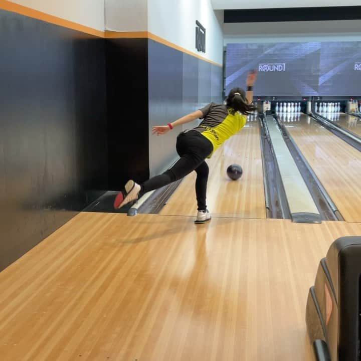 竹原三貴のインスタグラム：「・ ・ ・ #ユニクロ のスキニー履いて ボウリング練習しました🎳  動きやすさ抜群です！ ハイライズなってるので 背中が見える心配なく パフォーマンスよく投げられます😎✨  スカートでの練習が寒い時は スキニーでボウリングしがち🙋‍♀️  たまには洋服着て 投げやすさを検証しながら ボウリングしてみるのもいいかも🤔笑  #高回転女子 #볼링 #털어치기 #크랭커 #保齡球　 #bowling #highrev #ボウリング #ボーリング #高回転 #ローダウン #볼링하는여자  #ローダウン #ローダウン女子 #training #sportbowling #hexa  #高身長女子  #ポニーテール #ポニーテール女子 #ponytail #롱헤어　#プロボウラー #볼링연습중 #ボウリング練習中 #round1 #ラウンドワン #uniqlo #ウルトラストレッチジーンズ #ウルトラストレッチスキニーハイライズジーンズ」