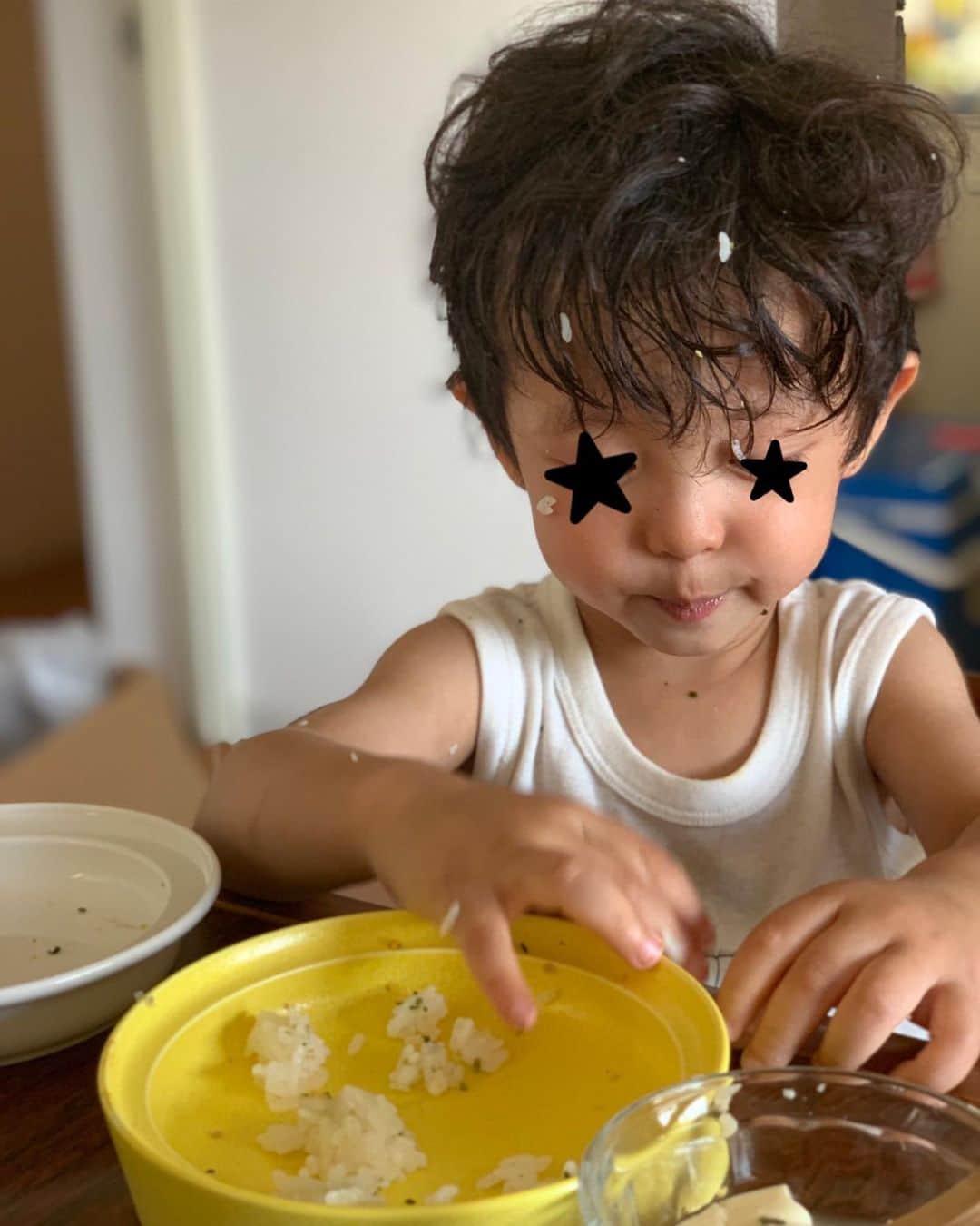 仲川希良のインスタグラム：「#adventcalendar 🎄17 「偏食かつ少食の息子に喝を」という予想外のおしゃべりテーマいただきました笑 「とにかくやり尽くしました」だそうで もうなんか……その言葉から色々伝わる……お疲れ様です！！ ・ ほとんどの場合保護者の方のせいではないと感じますよ私は！ とくに小さい頃はその子の気質というか ・ 我が姉夫婦はどちらも楽しくよく食べるほうですが 姪っ子はなぜか色鮮やかなものには手をつけずいつも茶色いものをほんの少しだけ でも7歳の今は色々食べられるようになったみたい！ 背も高く健康そのものです ・ ・ 我が家のベイビーギャングはありがたいことによく食べ……というか大食いの域 でも最近急に色々と拒否するようになりました ・ カブやブロッコリーもあんなに飲むように食べてたじゃない！お豆あんなに好きだったじゃない……！と ここ1ヶ月ほど毎日変わる食の好みに翻弄されています ・ 吐き出されたりするのを見るのはなかなか悲しくなるのですが 何度かすすめても拒否する場合はサラッと諦めてます 長い目で見て「食事って楽しい」って感覚を持ってもらえればそれでいいのかなと思って ・ 畑で収穫したニンジンなら「一緒にとったニンジンだね」とか 本人がスーパーで手に取った柿なら「自分で選んだ柿だね」とか 何かきっかけになるエピソードがあるとやっぱり口をつけやすいようです ・ ・ 息子の離乳食の幅が増えた頃から よく食べてくれる食材を私が紙に描いて本人に色を塗ってもらい 適当にちぎっておままごとに使ってもらっていました(写真3.4枚目) ・ そしたらその様子を見た義母から チラシの食材を厚紙に貼って切り抜いたものがたくさん送られてきて！(5.6枚目) 色とりどりの食材を目にした息子の興奮たるや……！ 知らないものがほとんどだけど「コレハ？コレハ？」と繰り返し質問するうちにしっかり覚え 「イシェービ！(伊勢海老)」とか「フグ！」とか言うようになりました……お母さんもあんまり食べたことないなぁ笑 ・ ・ 切り抜き食材の中で息子が気に入っている食材のひとつが鮭 義実家は北海道なので鮭の写真がとにかく立派で！ しかもお歳暮のチラシなのか切り身じゃないんです ・ 「シャケ！シャケ！」と毎日楽しそうにしている孫に本物を見せたいと思ったらしく 今度は義父から北海道沖でとれた新巻鮭が一尾送られてきました……！ ・ 「シャケ、重ーい！シャケ、大きーい！」と引きずる息子 かなりのインパクトで鮭の大きさが脳に刻まれたのではないでしょうか笑 ・ ・ ところで先日はじめて息子から献立リクエストがありました 切り抜き写真が美味しそうに見えたのか急に「ハンバーグ、食べゆー」と言い出したのです ・ 玉ねぎ微塵切りはフードプロセッサーでお手伝いしてもらって 子どもケチャップでニコニコ顔を描いて これまでひき肉が得意ではなかったのでどうかな？と思ったのですが あっという間に平らげてくれました ・ 以来「ニコニコハンバーグ」は息子の好物(今のところ！明日はわからない！) こんなふうに「これが好き！」が少しずつ増えていけばいいなと思っています ・ ・ #🍴 #幼児食 #食育 #おままごと」