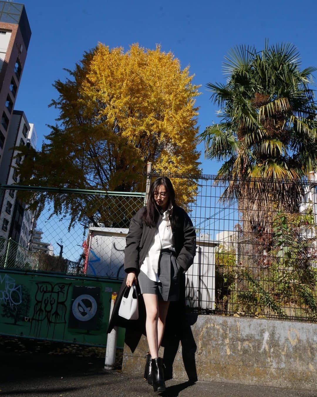 大政絢のインスタグラム：「#今日の絢服  東京は紅葉🍁が終わりを告げ道路が黄色になってきた 冬本番かしら、と思いきやまだ足出せました🥸  タグ付けしてます。」