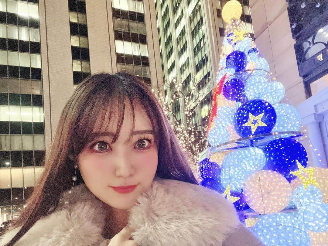 小越しほみさんのインスタグラム写真 - (小越しほみInstagram)「先週銀座で見つけた可愛いツリー🎄🤍 ・ YOASOBI SOUND WALK知ってる人いるかな？ ・ locatoneってアプリのYOASOBIの『大正浪漫』の物語が 街の各スポットを巡ると進んでくっていうもので 散歩がてらやってみてたの🦕 ・ YOASOBIの曲物語と連動してるとこが好きだし ソニーの新しい立体音響技術もどんなものか気になって🤔 ・ 実際物語をリアルに耳元で語りかけられてるみたいで 自分の頭の中の声みたいな不思議な感じ💭 ・ 体の音に連動した音がしたり 街を歩いてても物語の中にいるみたいなの🐈 ・ 各スポットのイルミネーションも綺麗だった✨ ・ ソニーストアでアプリ画面見せて貰えたノベルティが 物語に合わせて一筆箋だったのがまた粋だよね🤦🏻‍♀️ ・ ちょっとした非日常を味わえてよきでした🎧 ・ ・ ・ ・ ・ ・ ・ #locatone #YOASOBISOUNDWALK #music #yoasobi #pr #illumination #イルミネーション #銀座 #ウォーキング #銀座イルミネーション #クリスマス #クリスマスツリー #Xmas #christmas #christmastree #音楽 #音楽好きな人と繋がりたい #音楽のある生活 #音楽好き #立体音響技術」12月20日 10時57分 - shihomi1129