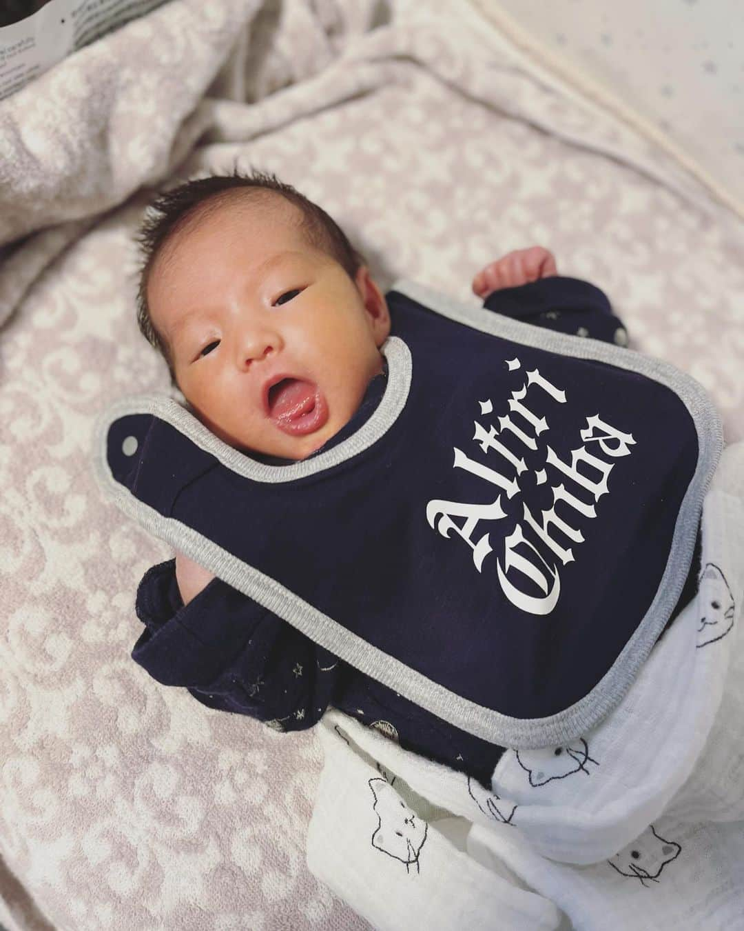 岡田優介のインスタグラム：「フロントスタッフの皆さんに頂きましたサプライズ特注品👶ありがとうございます🙏  @altiri.chiba_official  #babygirl #altirichiba #thankyou #アルティーリ千葉 #まだチビなので成長したら着ます」