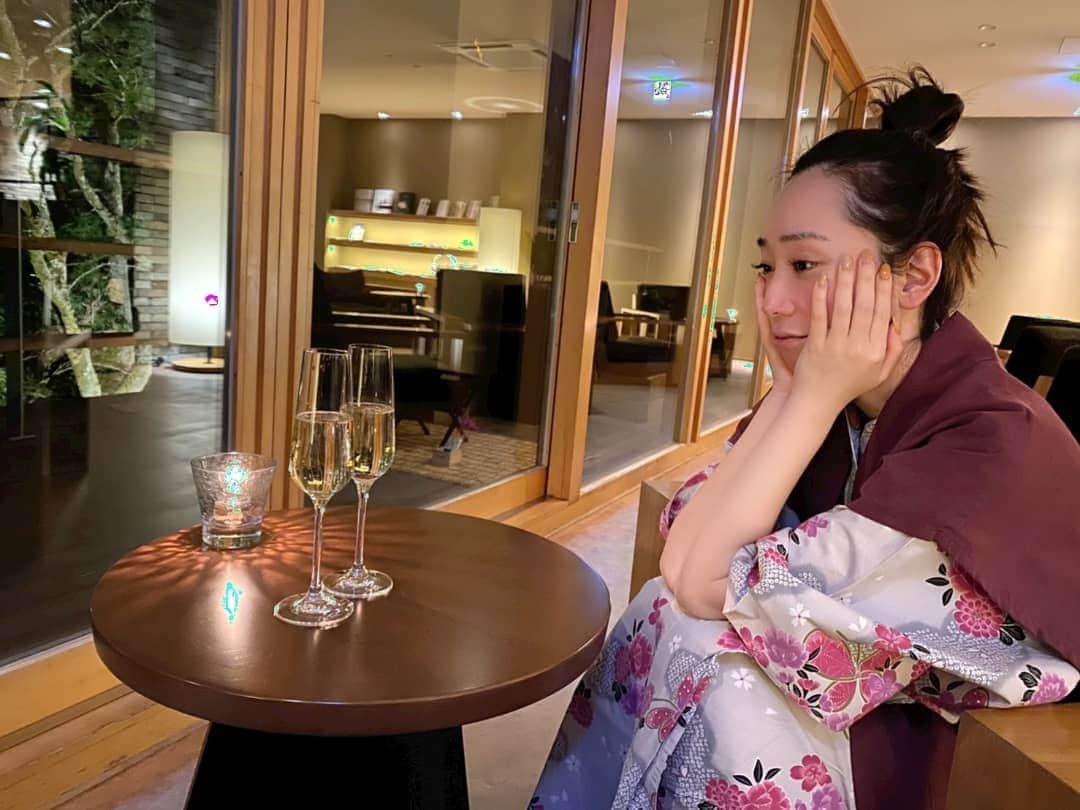 手島千尋のインスタグラム：「終始こんな顔で 日頃の疲れを癒しに 箱根まで♨️✨  こんなご時世に 来ていただいたのでと お部屋の飲み物を無料で 提供いただきました。  旅館のみなさんの 方がコロナ渦で大変 なのに...😢💦💦 心遣いが嬉しかったなあ✨  とにかく、 心も身体もリフレッシュ できました💓🙆💓  リフレッシュって 大切ですねえ☀️ たまにはこういうの重要。」
