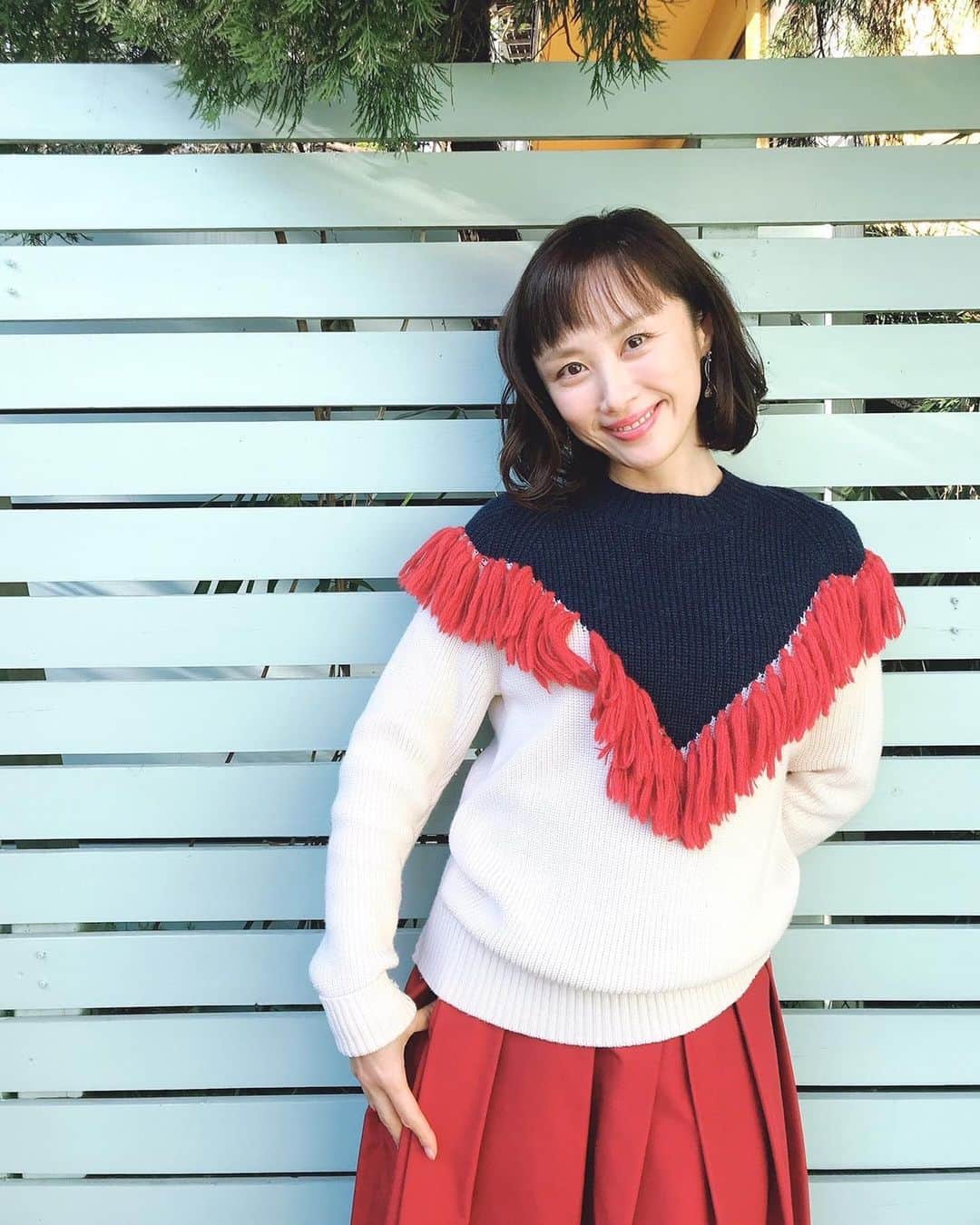 山口もえのインスタグラム：「・  おはようございます。 今週頑張れば・・・ お弁当作りが終わるー🍱 早起きが終わるー⏰ 大掃除だー🧹 って思いながら起きました。笑 明日は「あさイチ」生放送に出演します テーマは大掃除🧹 時間も手間もコストも減らした大掃除術 とっても楽しみです🥰  12月21日(火)8:15〜9:54 NHK「あさイチ」　  さぁ〜今週も頑張りましょう✨  #TV#あさイチ#生放送 #めーっちゃ髪切ったよ #また切り過ぎた#笑 #そこもお楽しみに♡」
