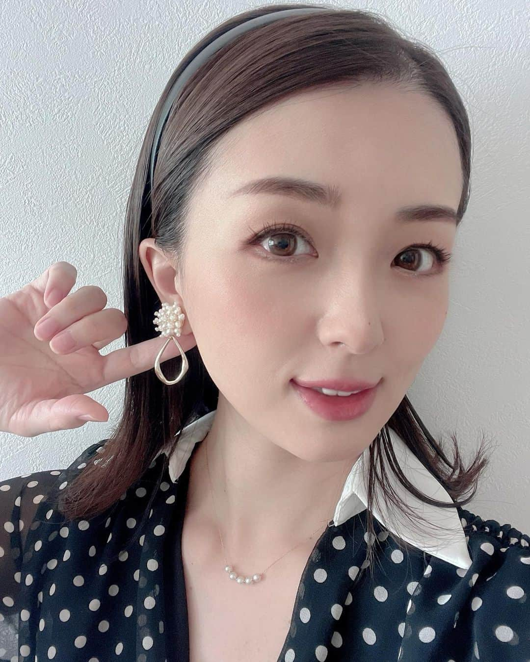 祥子のインスタグラム：「ご無沙汰しております☺️ 気付けばあと10日ほどで今年が終わる。 気付けば。笑  友人の瑠璃亜(@ruria_nakamura )が作る手づくりアクセサリーが可愛くて😍 着用する度に心踊ってます💓  一つ一つ丁寧に心を込めて作ってる瑠璃亜のアクセサリーたち🎀 どれも素晴らしくて素敵🥰  ゼロからイチを作れる人って尊敬しちゃう🥺私も頑張ろう😤！！  #アクセサリー #イヤリング #可愛い #ハンドメイドアクセサリー #accessory #ありがとう #thankyou」