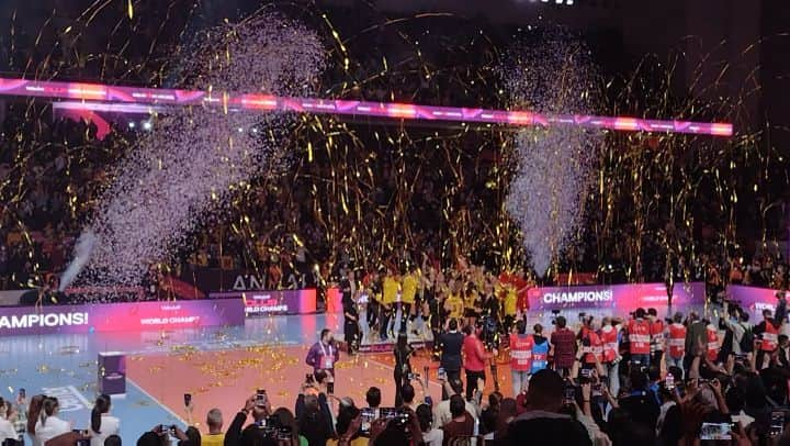 ミア・イエルコフのインスタグラム：「Champions 🪙🏆  Vakifbank #fivb #worldclubchampionship」