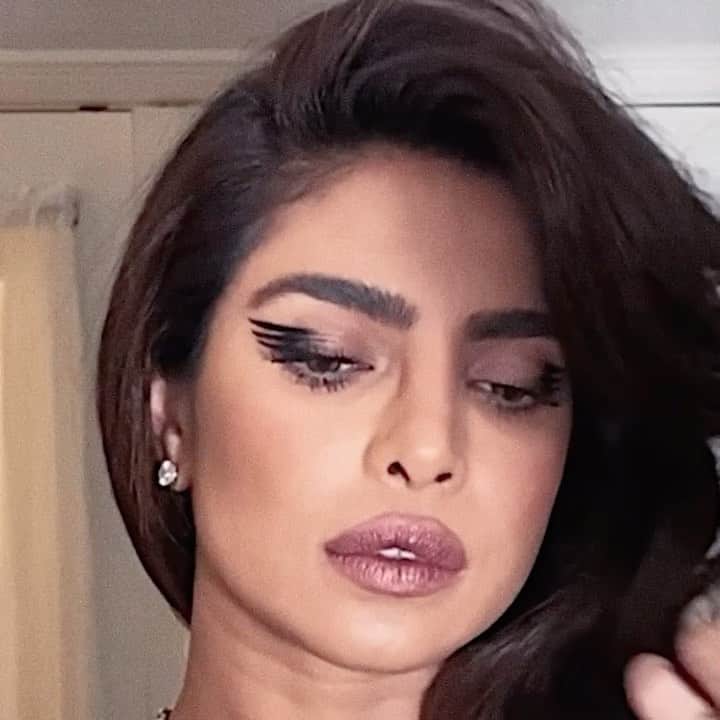 JO BAKERのインスタグラム：「P R I Y A N K A • C H O P R A • J O N A S 🇮🇳 Linear liner play on goddess #priyankachopra for @thematrixmovie premiere last night in San Fran.  Hair @bridgetbragerhair  Makeup by me #jobakermakeupartist using @maxfactor 💥 Complexion - FaceFinity Bronzer in Warm Tan  Eyes - Colour Xpert Soft Touch Palette in Hazy Sands, Masterpiece High Precision Black Liquid Eyeliner + 2000 Calorie Mascara in Black  Cheek- SOMETHING NEW AND EXCITING OUT 2022💥 Lips - Colour Elixir Lipstick in Sunbronze + Rosewood #makeup #makeupoftheday #makeupartist #makeupaddict #makeuplover #eyeliner #makeupjunkie #makeupideas」