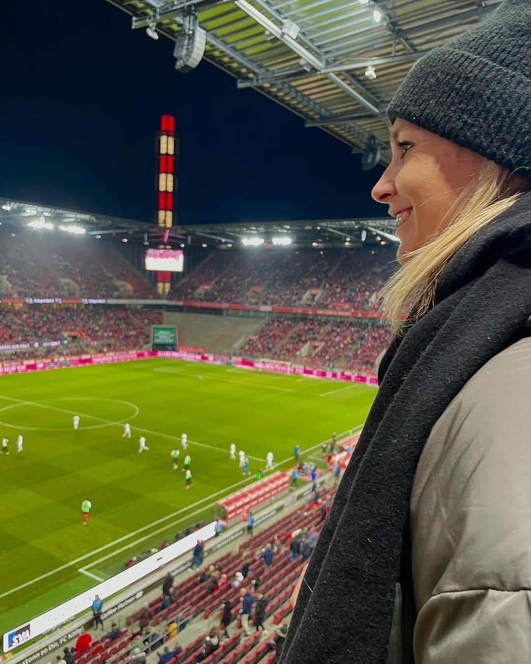 レナ・ゲースリンクさんのインスタグラム写真 - (レナ・ゲースリンクInstagram)「Letzter Stadion Besuch 2021 🔴⚪️  #köln #stadion #flutlicht #sonntag #4advent」12月20日 4時25分 - lena_goessling