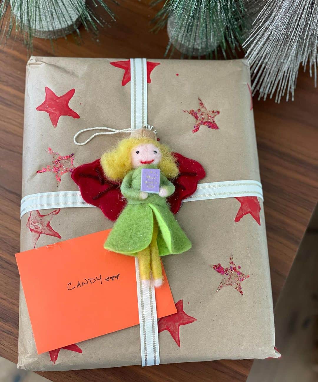 キャンディス・キャメロン・ブレのインスタグラム：「An appreciation post to this beautiful woman @melissacoulier who wraps better than anyone I know 💖. Should I even open it?!! Tag your friend who has mad wrapping skills 🎁」