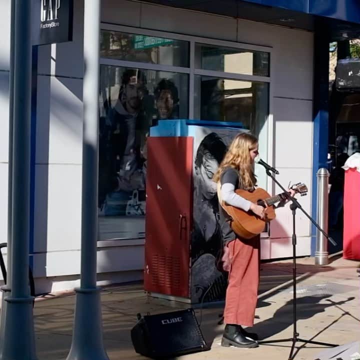 メアリー・マコーマックのインスタグラム：「Rosie busking in Burbank 💃#hosier #takemetochurch」