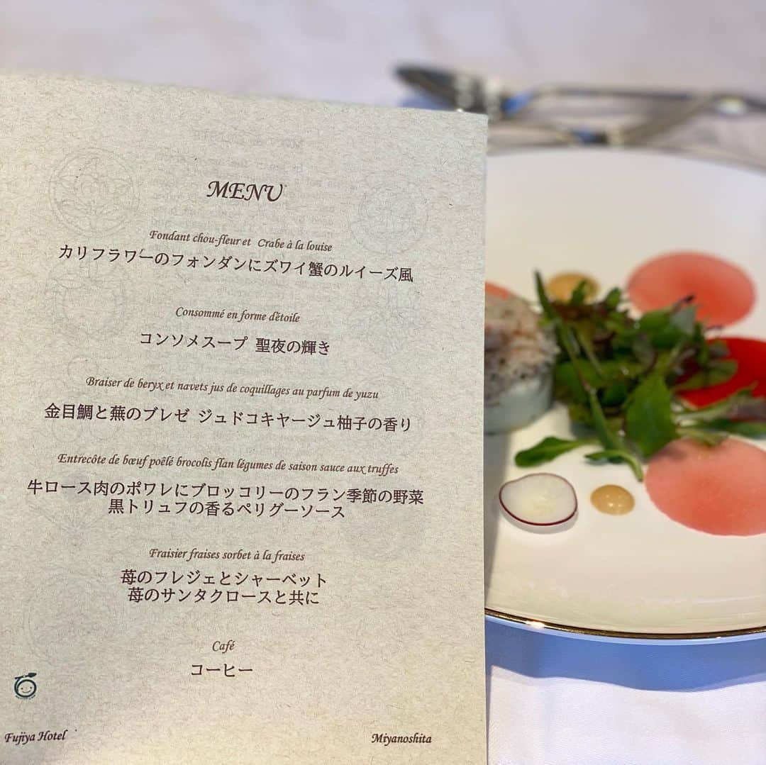 渋谷恭子さんのインスタグラム写真 - (渋谷恭子Instagram)「箱根 #日帰り旅 のランチ🍽  富士屋ホテルの #ヘンリーズルーム で ご一緒する機会が多い皆様と♡  銀座スキンケアサロン『ひとやすみ』  講座にたくさんご参加なさった方の中から 代表の鶴岡悦子先生がご招待してくださいました😊  #箱根 #箱根富士屋ホテル #富士屋ホテル #日帰り #日帰り旅行 #デザート #ランチデザート#スイーツ #スイーツ好きな人と繋がりたい #フレジェ #ランチ #ランチコース #コースランチ #ママ #ママライフ #アラフィフ」12月20日 7時53分 - kyoko.86