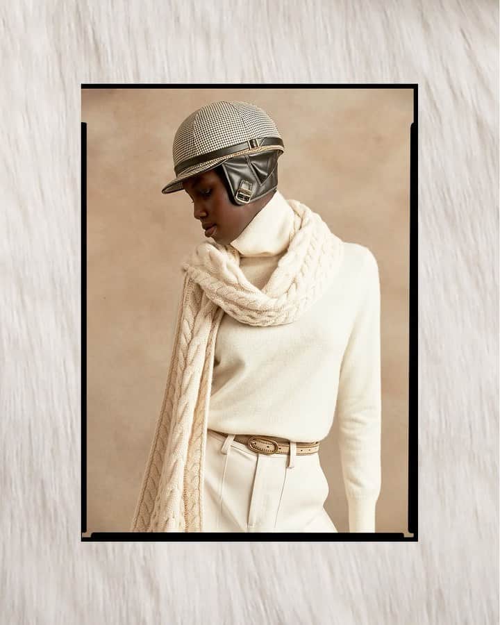 Banana Republic のインスタグラム：「Marvel at beautiful styles inspired by the magic of a winter wonderland. Explore our curated guide via link in bio.」