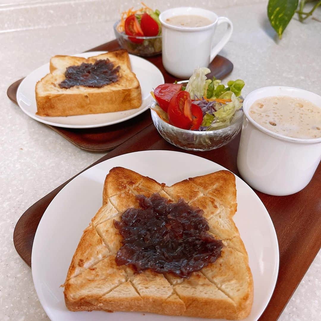 水谷雅子さんのインスタグラム写真 - (水谷雅子Instagram)「はようございます #モーニング #朝食 #goodmorning #breakfast  小倉トースト#サラダ #カフェオレ#ホットコーヒー 名古屋11℃🌤 おはようございます。🐶😊 今週もどうぞよろしくお願いいたしたす。 今朝も冷えますがお天気は晴れ。 日中は日差しが届いてお洗濯物もよく乾きます。空気は乾燥していますので火の取り扱いに注意して下さいね。 保湿もしっかり忘れずに！😉✨ 頑張って行ってらっしゃい❤️」12月20日 8時52分 - mizutanimasako