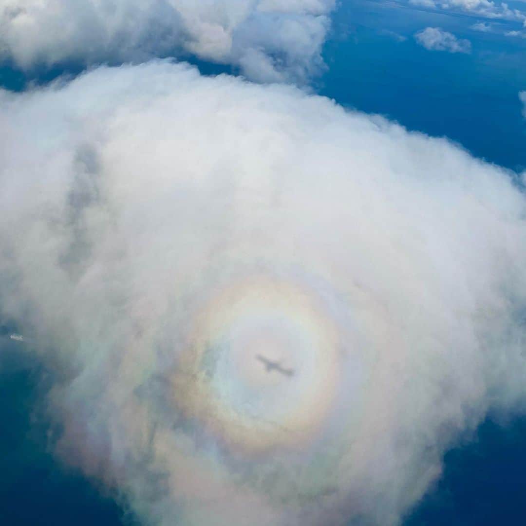 穂川果音さんのインスタグラム写真 - (穂川果音Instagram)「今日は月曜日〜✨ 今週も素敵な1週間になりますように😊  　#sky #skyporn #空　#rainbow #飛行機」12月20日 18時50分 - hokawakanonn