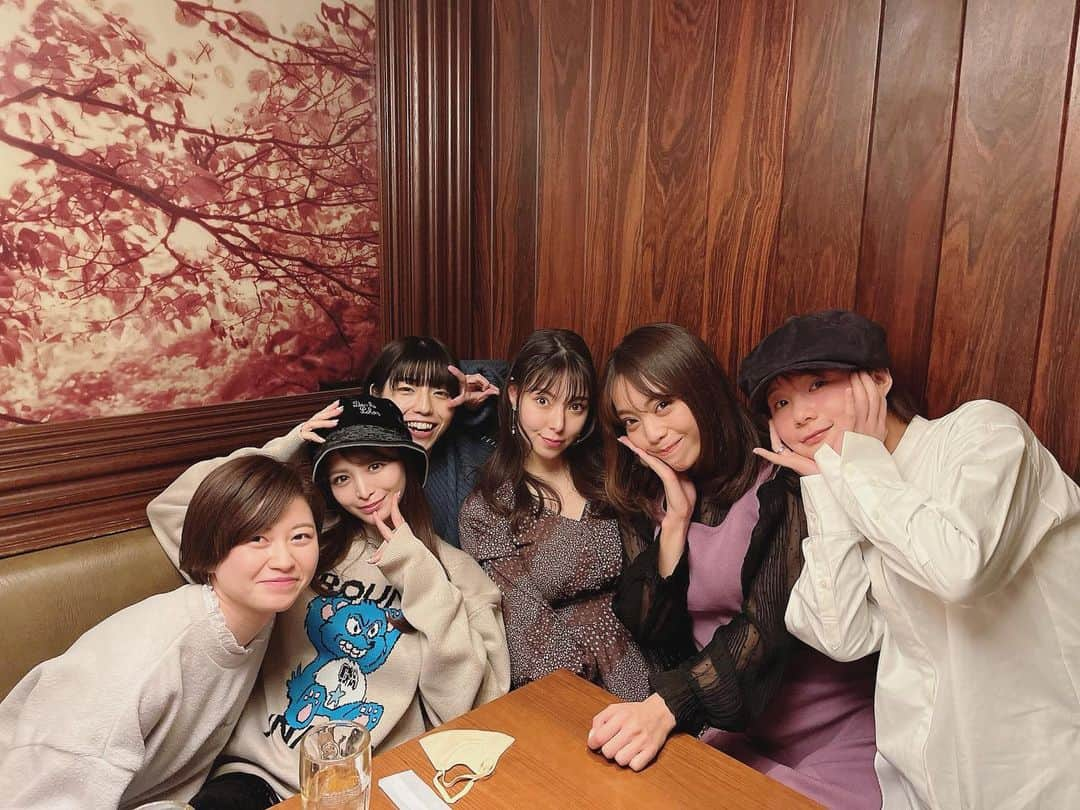 春菜めぐみさんのインスタグラム写真 - (春菜めぐみInstagram)「わたしの大好きなグラチアメンバーとの 忘年会2021☺️⚽️❤️ ． ． いつも全員がちゃんと同じ方向向いて話し合ってくれて、 たくさん笑わせてくれて、本気で戦ってくれて 本当にかけがえのない仲間です😢💓 ． ． 大人になってから部活のように本気でプレー出来る メンバーと出会えると思ってなかった...😢 一緒に辛い事も、嬉しい事もたくさん乗り越えてきた わたしの宝物の仲間たちです。 このメンバーだからどんな課題も、 どんなに怪我しても、一緒に強くなりたくて ここまで頑張ってこれました😭🔥 ． ． みんな一年間お疲れさま🥺💕 また来年もたくさん成長して頑張っていこうね⚽️✨ ． ． みなさん、来年もグラチアFCを どうぞ宜しくお願い致します🙇‍♀️✊🏻🔥 ． ． #Futsal #love #グラチア #すみえさん不在😢  #フットサル女子 #一応キャプテンです #来年もよろしくね #❤️」12月20日 18時51分 - me_haruna.02