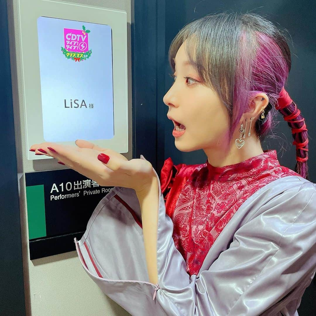 LiSAさんのインスタグラム写真 - (LiSAInstagram)「番組始まりましたぁ〜📺 よろしくねっ🎄  【TV】TBSにて『#CDTV ライブ!ライブ!』クリスマス4時間スペシャルが放送開始。 #LiSA は19時台にテレビアニメ「#鬼滅の刃」無限列車編のOPテーマ「#明け星」、21時台にEDテーマ「#白銀」を披露します。「#白銀」はTV初歌唱です。 tbs.co.jp/cdtv_livelive/」12月20日 19時05分 - xlisa_olivex