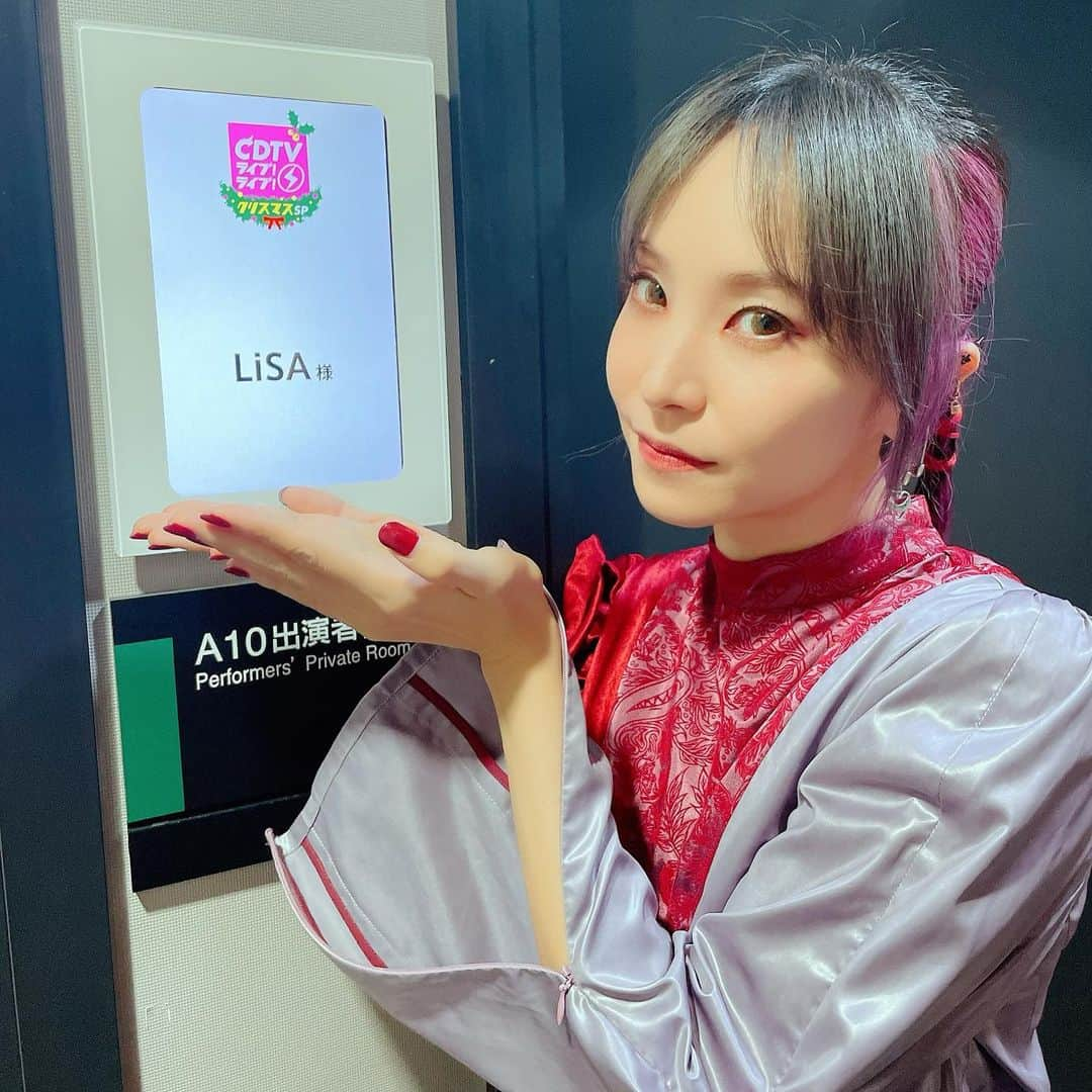 LiSAさんのインスタグラム写真 - (LiSAInstagram)「番組始まりましたぁ〜📺 よろしくねっ🎄  【TV】TBSにて『#CDTV ライブ!ライブ!』クリスマス4時間スペシャルが放送開始。 #LiSA は19時台にテレビアニメ「#鬼滅の刃」無限列車編のOPテーマ「#明け星」、21時台にEDテーマ「#白銀」を披露します。「#白銀」はTV初歌唱です。 tbs.co.jp/cdtv_livelive/」12月20日 19時05分 - xlisa_olivex